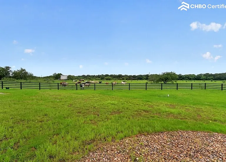 1883 FM 1346 — Photo 18