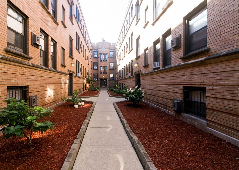 1st image of 821A W Cornelia Ave #D112