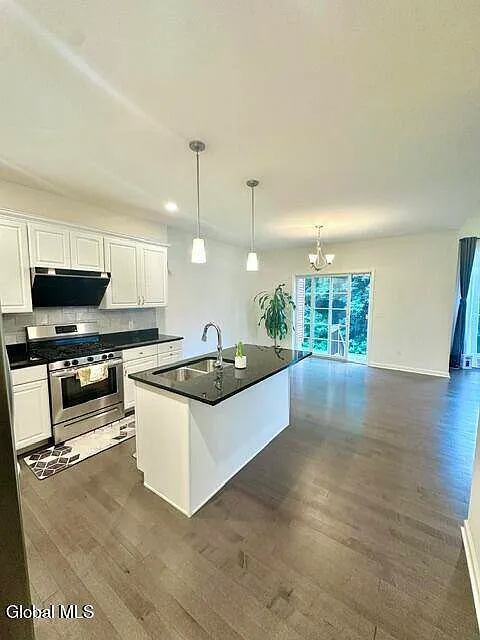 3 bed, 2.5 bath, 1991 sqft, $3,200 — Photo 3