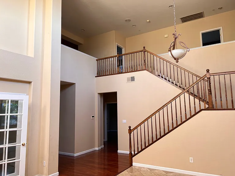 210 Independence Ct — Photo 3