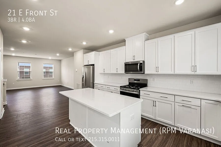Luxury 3-Story Townhome in Bridgeport Freshly Painted & Available Immediately — Photo 3