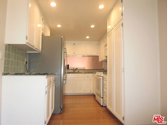 4th image of 18409 Collins St Unit A