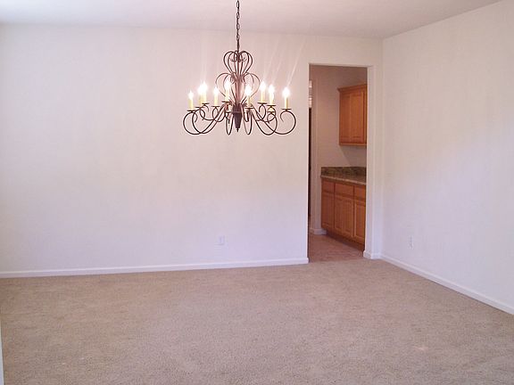 3rd image of 641 Aldwych Ct