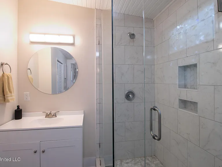 258 Querens Ave — Photo 14