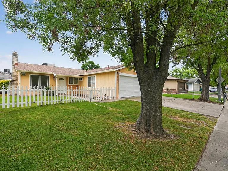 2524 Pemberton Ct — Photo 3