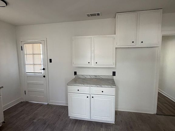 5th image of 890 Charles Pl