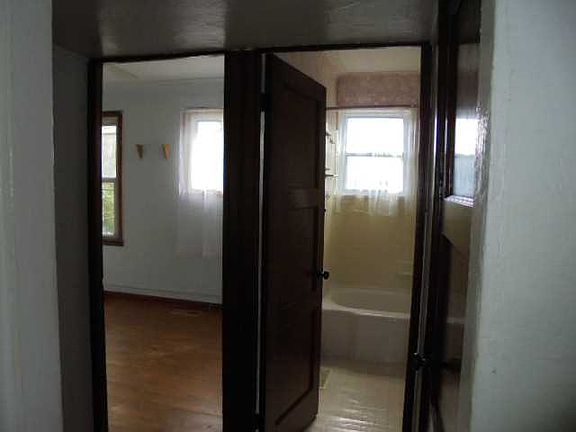 4th image of 1104 Willard St