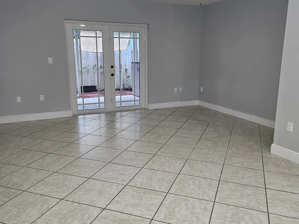 2375 W 74th St