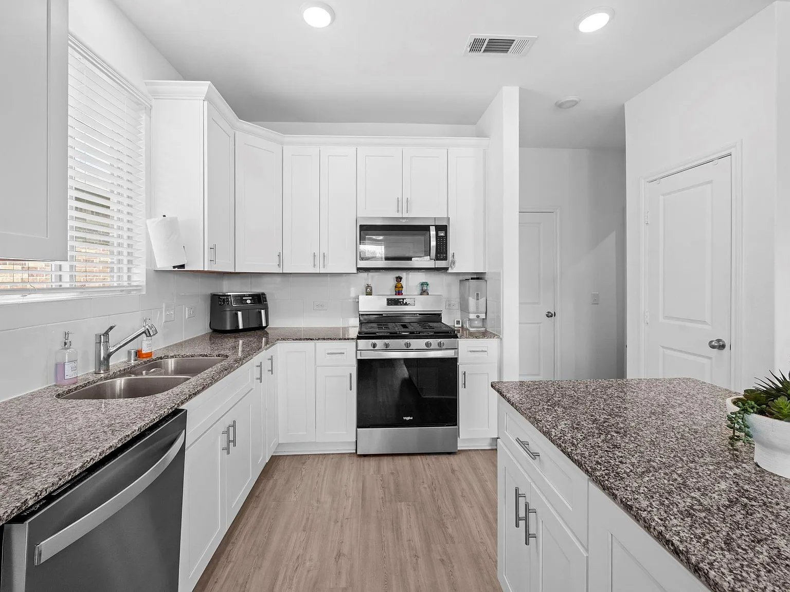 3 bed, 2.0 bath, 1415 sqft, $2,300 — Photo 3