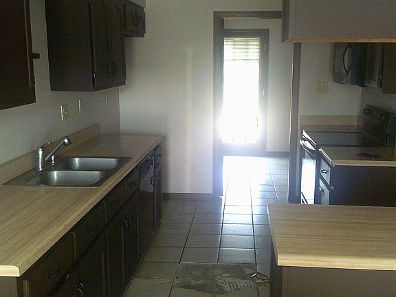 3rd image of 6924 Fox Den Dr