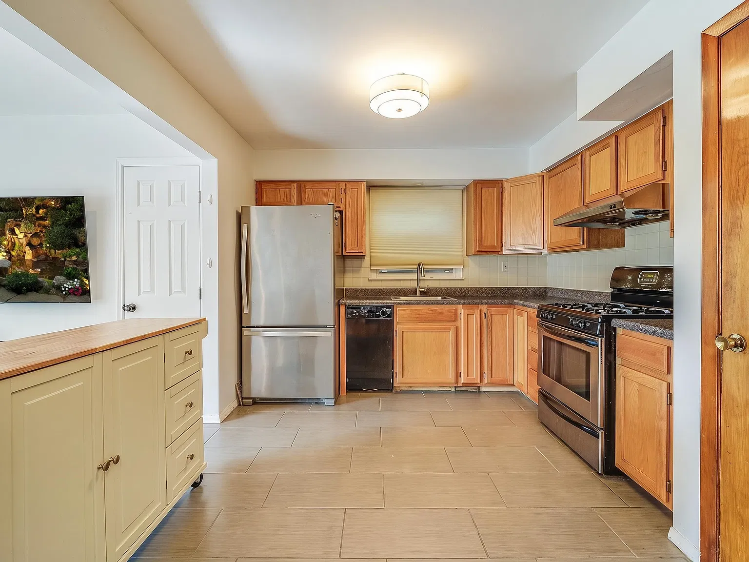 3 bed, 2.0 bath, 1400 sqft, $2,995 — Photo 4