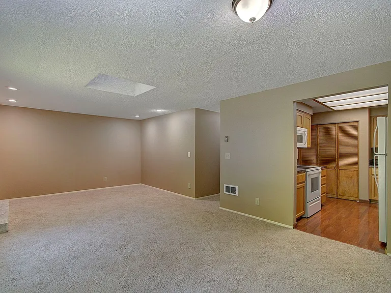12516 NE 5th St — Photo 3