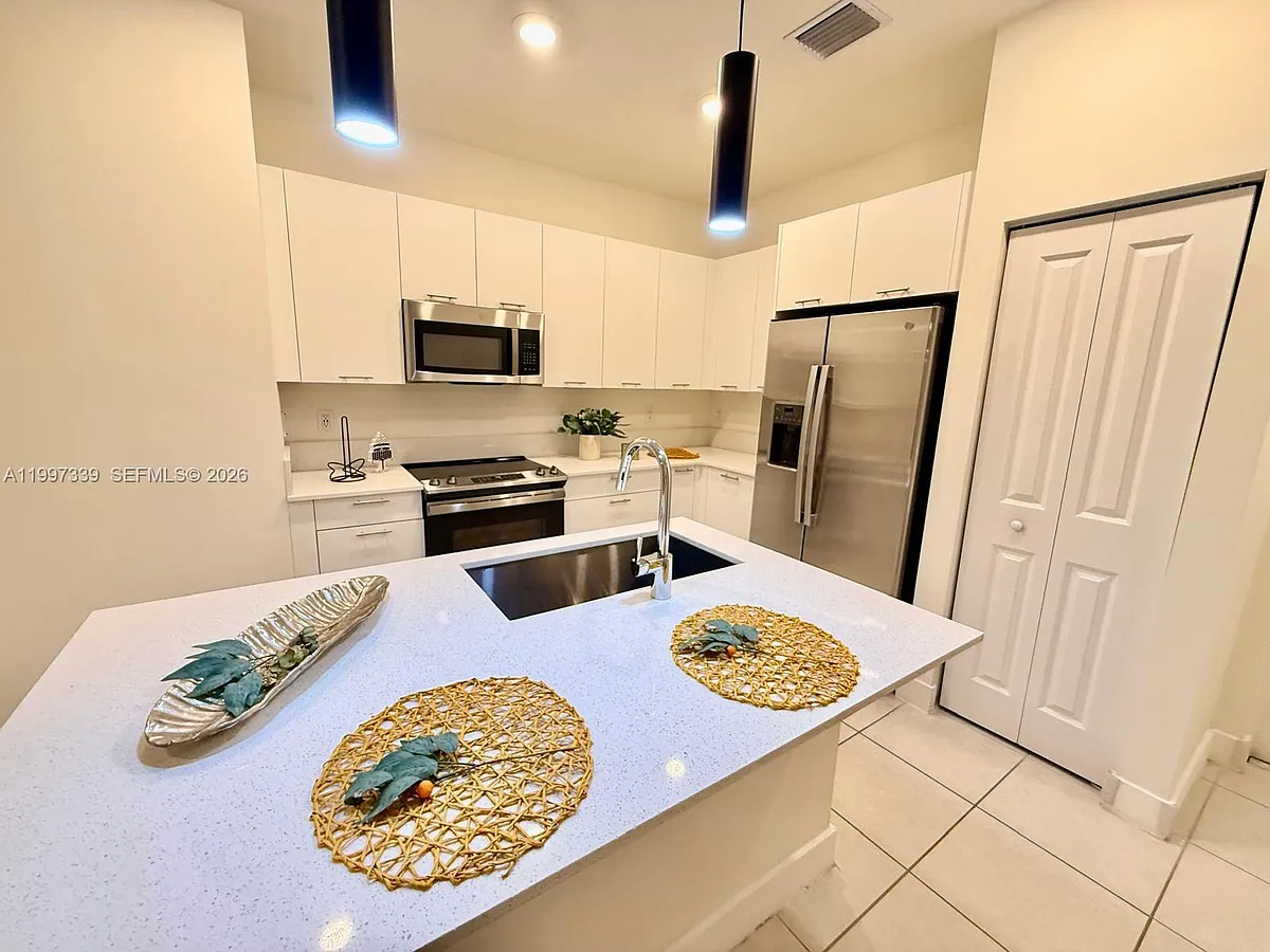Building Photo - 8001 NW 41st St #F-305