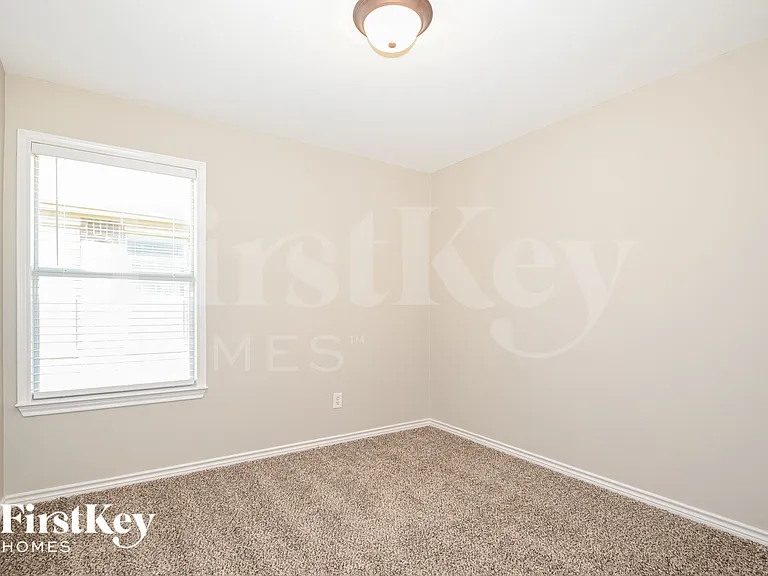 1309 Honeywood Ln — Photo 12