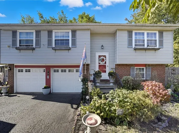 6958 Academy Ln, Lockport, NY 14094