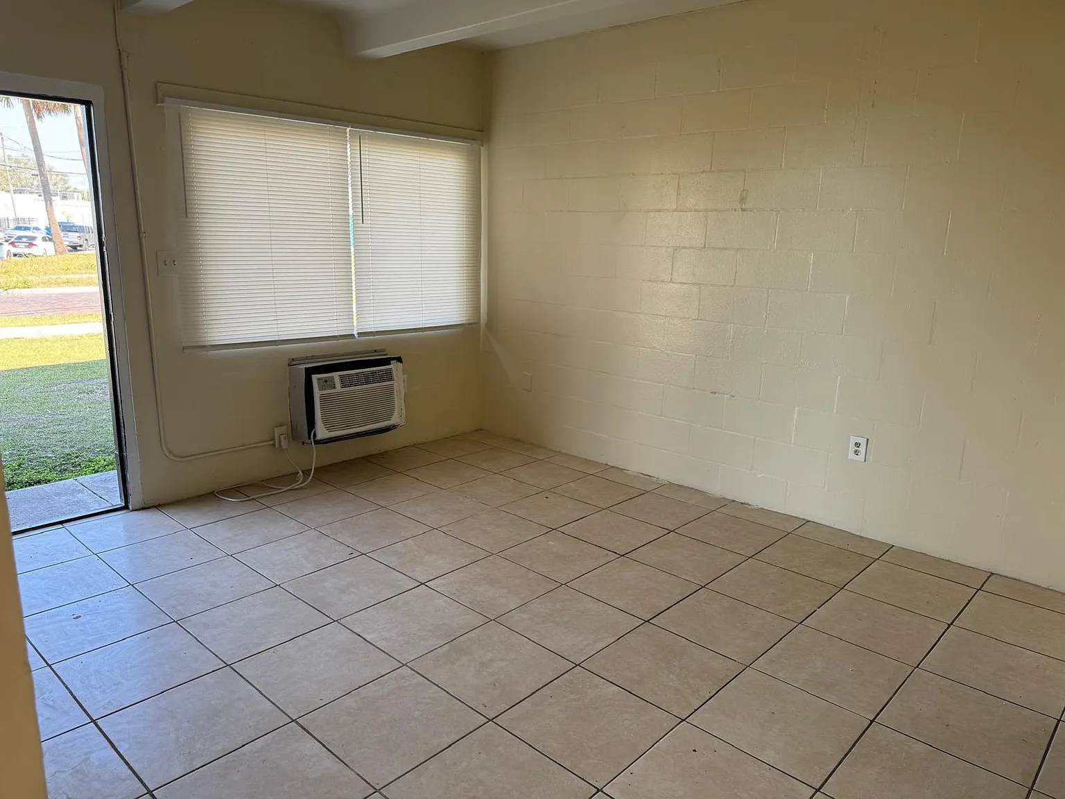 1128 W Jackson St — Photo 4