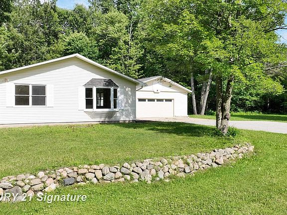 3rd image of 10293 Carr Rd