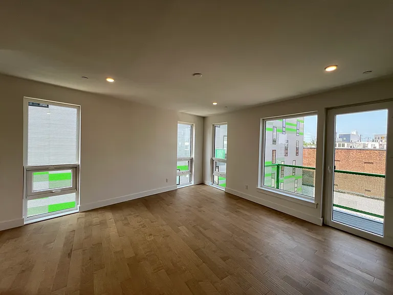 Living area/kitchen