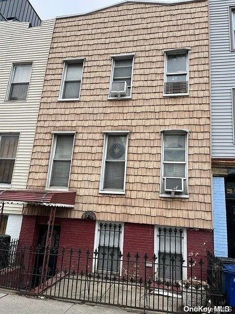 543 Lorimer Street photo 1