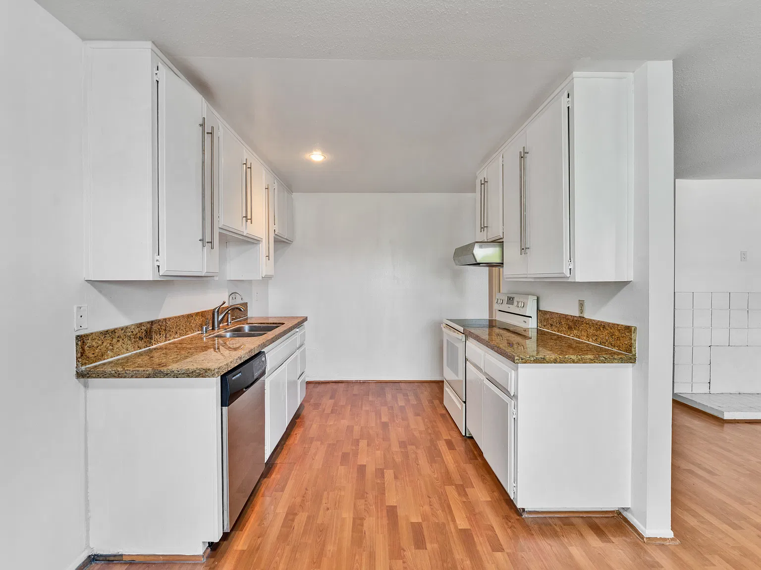 2 bed, 949 sqft, $2,450 — Photo 3