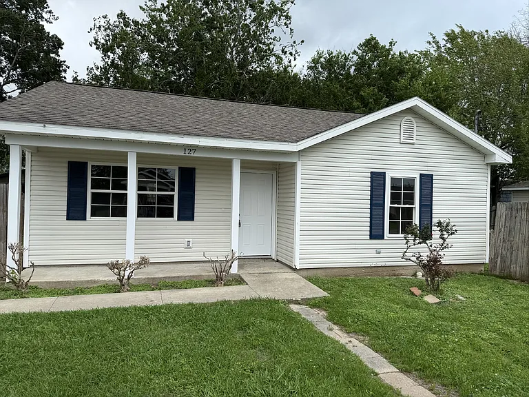 127 E Gilman Rd — Photo 1