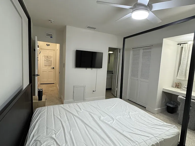 Queen bed & 43" TV