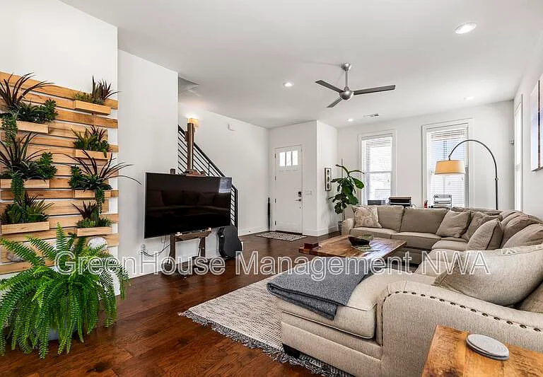 636 SW B St — Photo 7