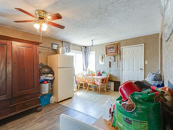 2nd living area and breakfast nook