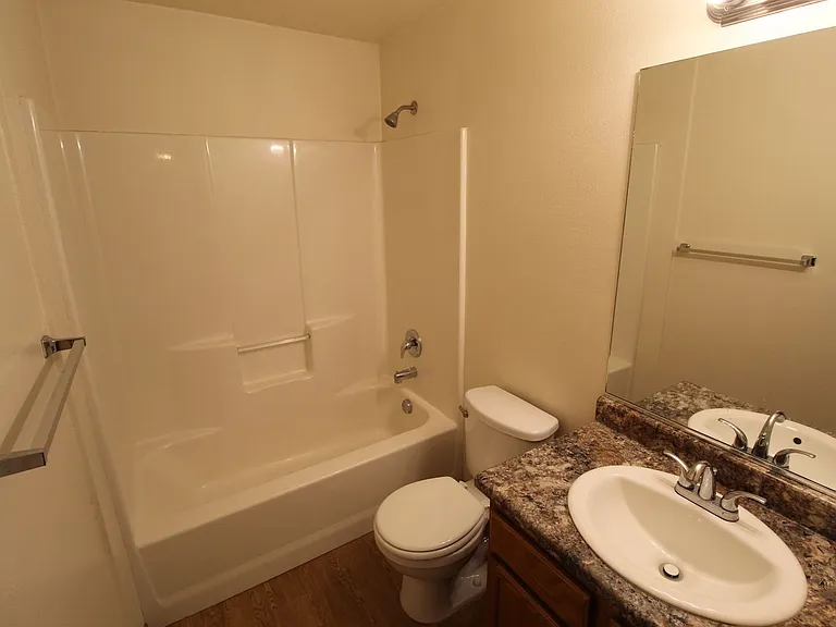 Pineridge Apartments — Photo 10
