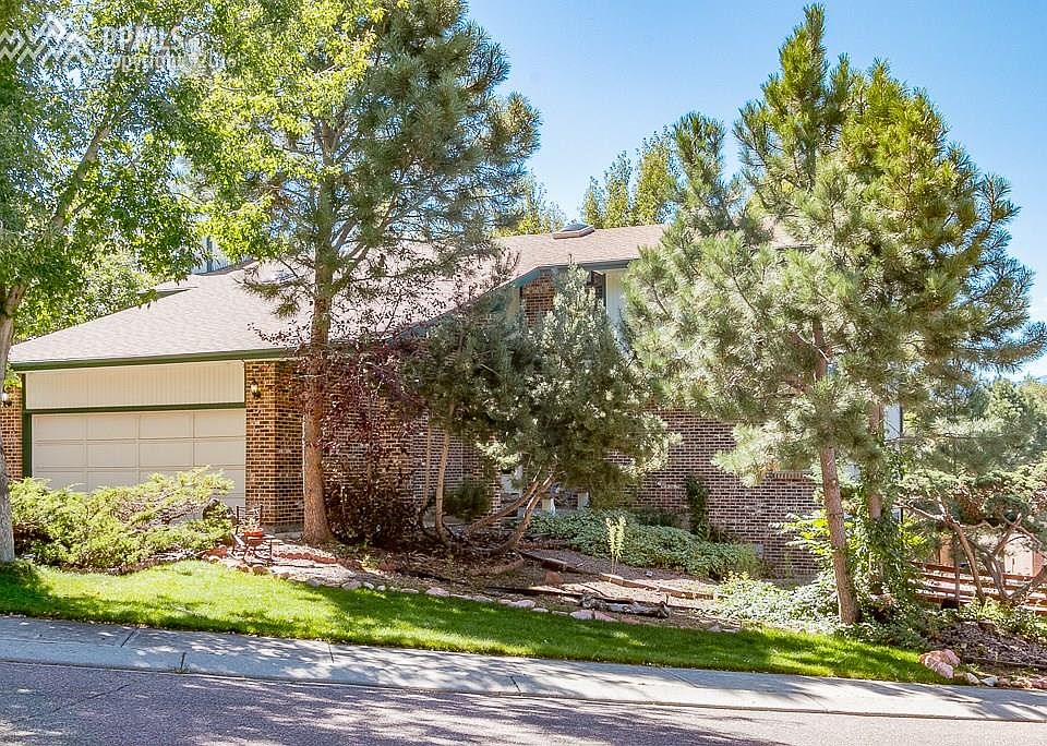 Top of Pulpit Rock...gorgeous mountain setting in the middle of the city!