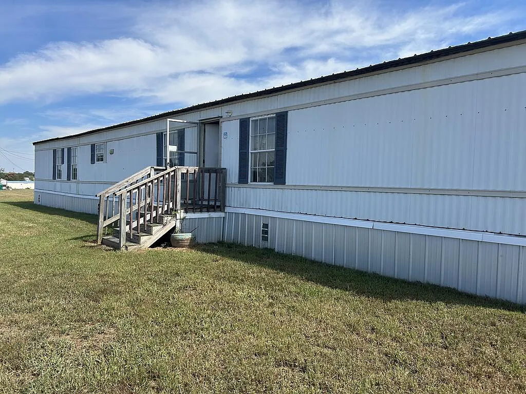 3 bed, 1216 sqft, $1,100 — Photo 1
