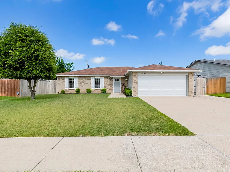 2307 Traverse Dr — Photo 2