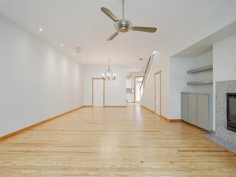 5425 Dickson St — Photo 18