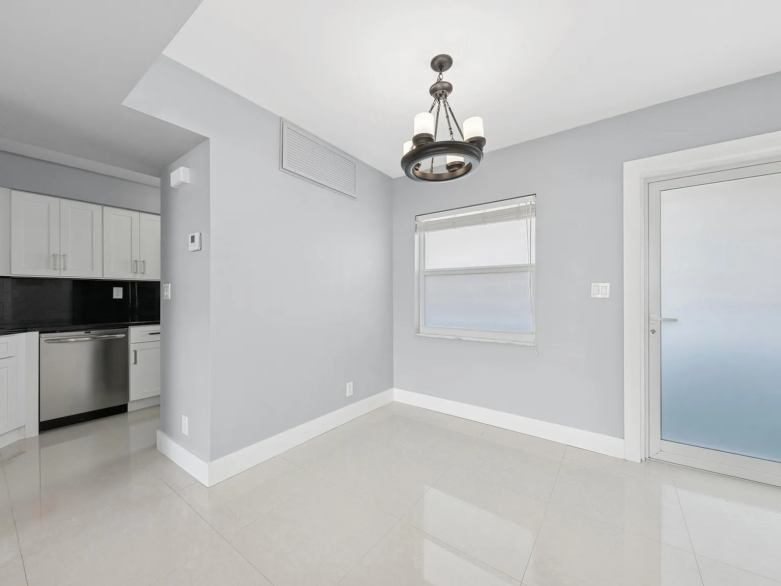 2 bed, 2.0 bath, 1050 sqft, $4,500 — Photo 4
