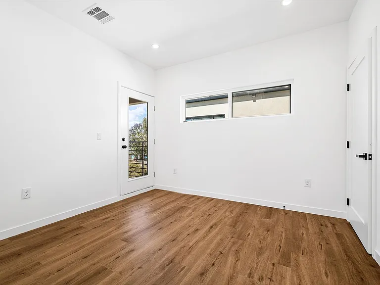 926 S Harvard Blvd — Photo 7