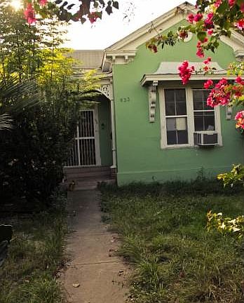 2nd image of 933 N Flores St