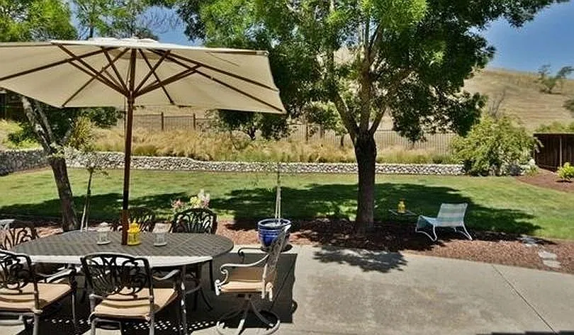 40 Country Hills Ct — Photo 2