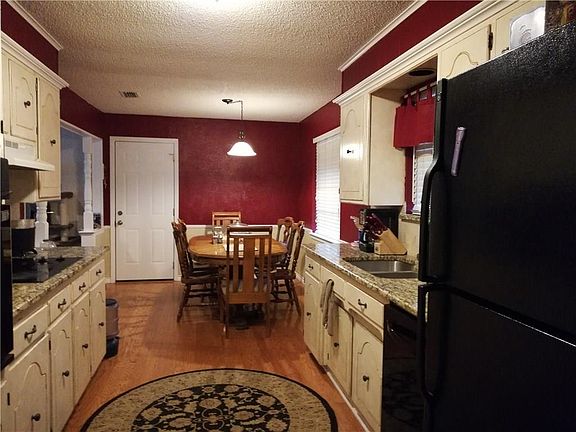 3rd image of 329 NW Suzanne Ter