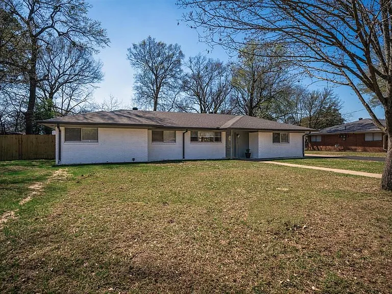 112 E Fairlane Dr — Photo 1