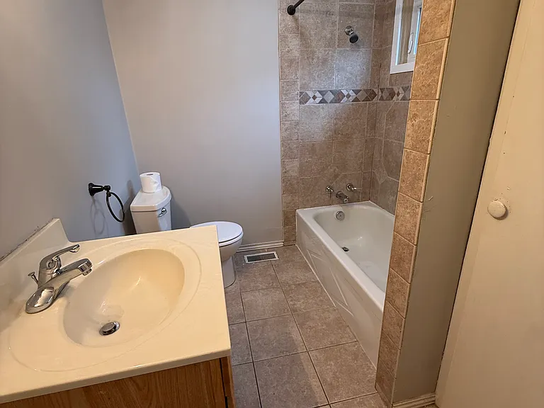 1001 E Olive St — Photo 6