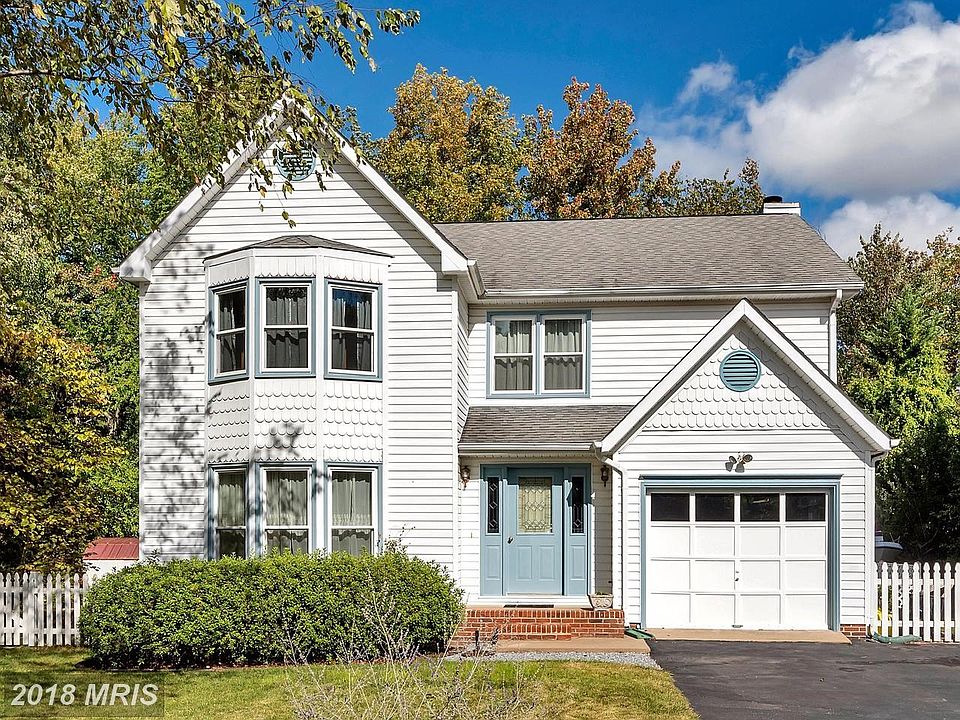 Welcome home! 4 bedroom / Fishing on Private Lake!