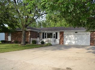 105 S 10th St, Altamont, IL 62411