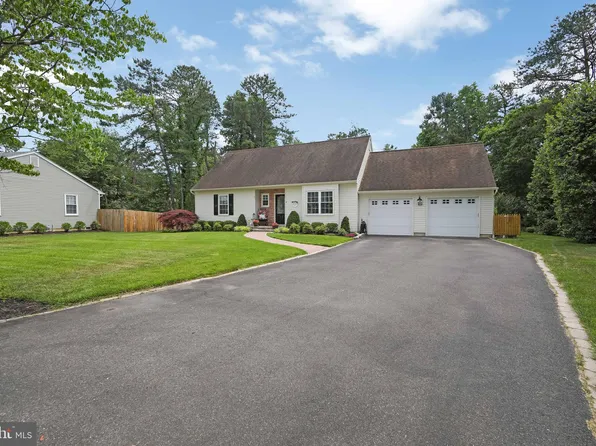 8 Prince Charles Ct, Marlton, NJ 08053