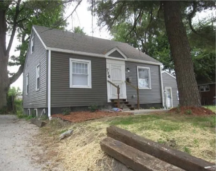 716 E Stanford Ave — Photo 1
