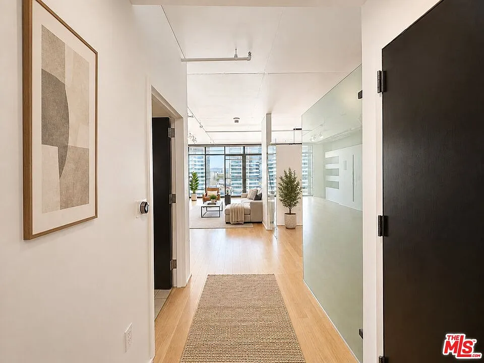 1 bed, 1.0 bath, 1030 sqft, $3,500 — Photo 3