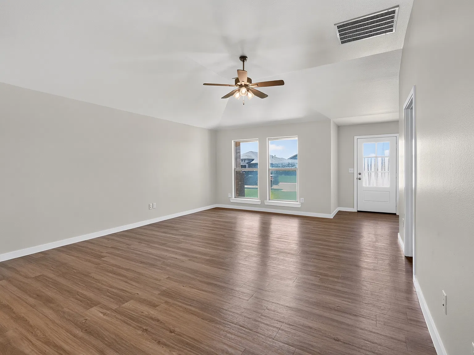 3 bed, 1670 sqft, $2,050 — Photo 4