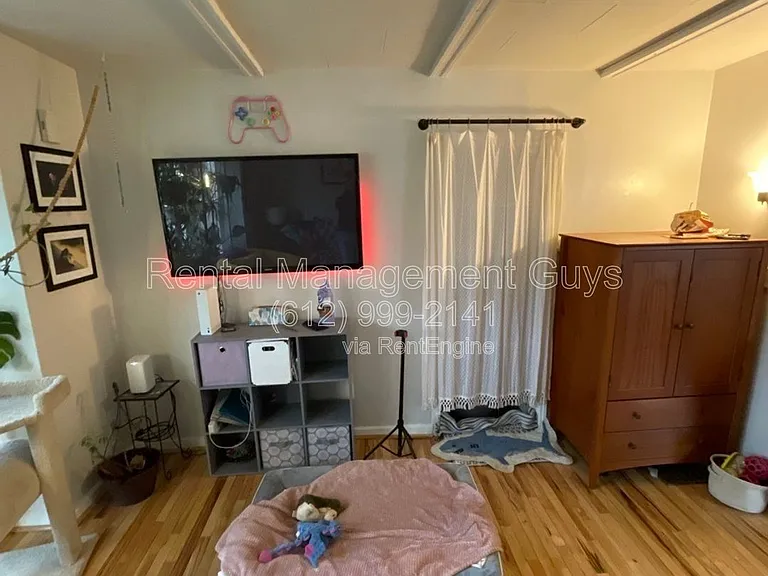 1938 Roblyn Ave #1 — Photo 4