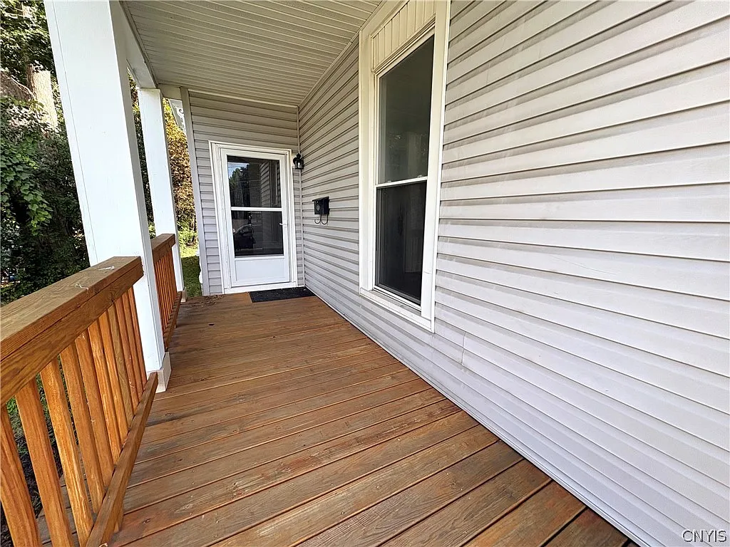 3 bed, 1.0 bath, 2896 sqft, $1,600 — Photo 2