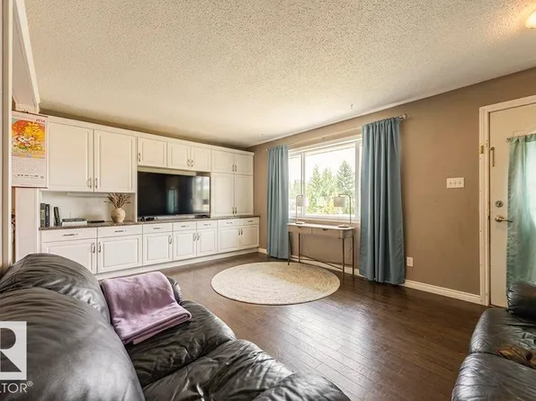 9827 152nd St NW, Edmonton, AB T5P 1X2