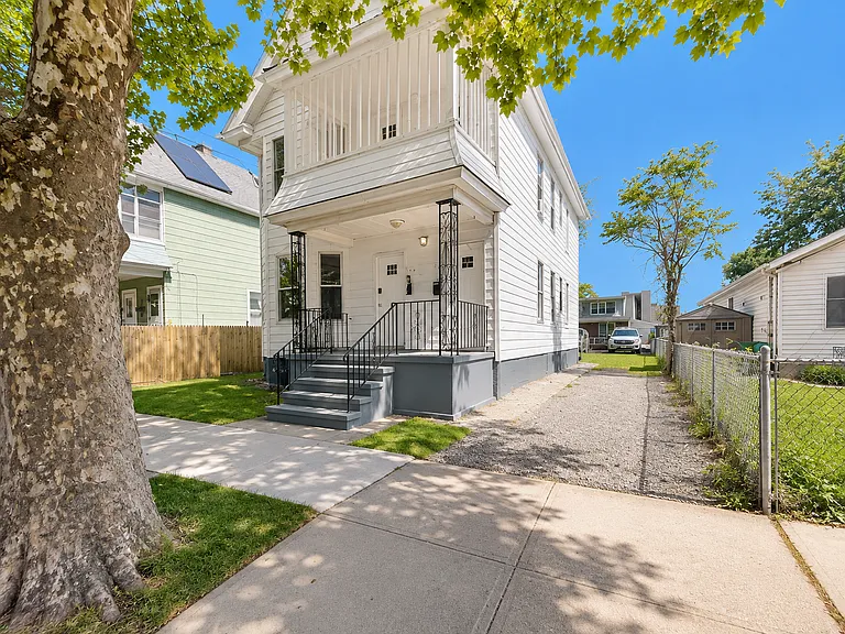 207 Goodrich St — Photo 2